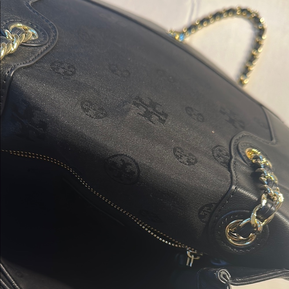 Chic Black Quilted Crossbody Bag with Chain Strap - Picture 3 of 4